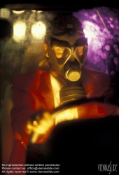 Viennaslide-80111101 Frau mit Gasmaske im Auto - Woman driving Car, wearing Gas Mask