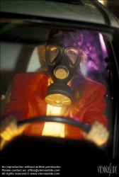 Viennaslide-80111102 Frau mit Gasmaske im Auto - Woman driving Car, wearing Gas Mask