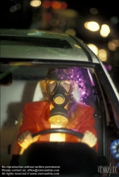 Viennaslide-80111103 Frau mit Gasmaske im Auto - Woman driving Car, wearing Gas Mask