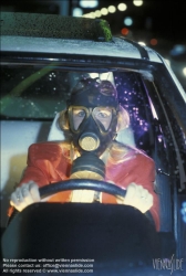 Viennaslide-80111106 Frau mit Gasmaske im Auto - Woman driving Car, wearing Gas Mask