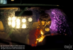 Viennaslide-80111109 Frau mit Gasmaske im Auto - Woman driving Car, wearing Gas Mask
