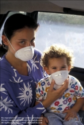 Viennaslide-80111117 Frau und Kind mit Mundschutz im Auto - Woman and Baby in a Car, wearing Mask