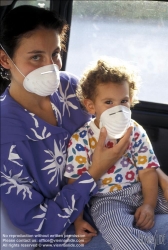 Viennaslide-80111119 Frau und Kind mit Mundschutz im Auto - Woman and Baby in a Car, wearing Mask