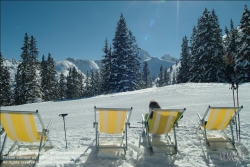 Viennaslide-85240036 Steiermark, Winterlandschaft, Liegestühle in der Sonne - Winter Holidays in Austria