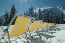 Viennaslide-85240040 Steiermark, Winterlandschaft, Liegestühle in der Sonne - Winter Holidays in Austria