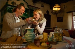 Viennaslide-93115156 Apres-Ski, junges Paar in einer Berghütte - Apres-Ski, Young Couple in a Mountain Cabin