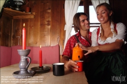 Viennaslide-93115161 Apres-Ski, junges Paar in einer Berghütte - Apres-Ski, Young Couple in a Mountain Cabin