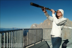 Viennaslide-93115162 Frau sieht durch Fernrohr - Woman looking through Telescope