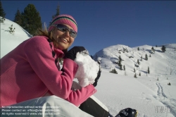 Viennaslide-93115169 Junge Frau, Winterspaß in den Österreichischen Alpen - Young Woman, Winter Fun in the Austrian Alps