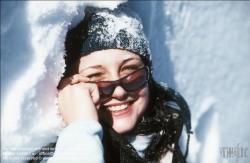 Viennaslide-93115178 Junge Frau, Winterspaß in den Österreichischen Alpen - Young Woman, Winter Fun in the Austrian Alps