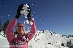 Viennaslide-93115181 Junge Frau, Winterspaß in den Österreichischen Alpen - Young Woman, Winter Fun in the Austrian Alps