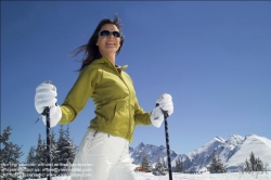 Viennaslide-93115186 Junge Frau, Winterspaß in den Österreichischen Alpen - Young Woman, Winter Fun in the Austrian Alps
