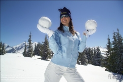 Viennaslide-93115187 Junge Frau, Winterspaß in den Österreichischen Alpen - Young Woman, Winter Fun in the Austrian Alps