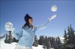 Viennaslide-93115189 Junge Frau, Winterspaß in den Österreichischen Alpen - Young Woman, Winter Fun in the Austrian Alps