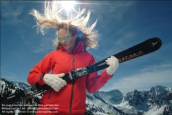 Viennaslide-93115191 Junge Frau, Winterspaß in den Österreichischen Alpen - Young Woman, Winter Fun in the Austrian Alps