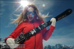 Viennaslide-93115192 Junge Frau, Winterspaß in den Österreichischen Alpen - Young Woman, Winter Fun in the Austrian Alps