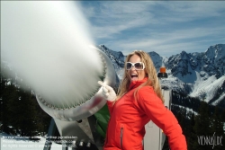 Viennaslide-93115193 Junge Frau, Winterspaß in den Österreichischen Alpen - Young Woman, Winter Fun in the Austrian Alps
