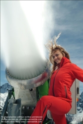 Viennaslide-93115194 Junge Frau, Winterspaß in den Österreichischen Alpen - Young Woman, Winter Fun in the Austrian Alps