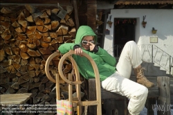 Viennaslide-93115201 Junge Frau vor einer Almhütte in den Österreichischen Alpen - Young Woman in the Austrian Alps