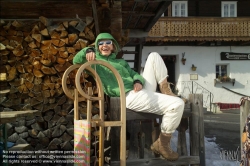 Viennaslide-93115202 Junge Frau vor einer Almhütte in den Österreichischen Alpen - Young Woman in the Austrian Alps