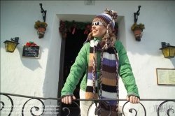 Viennaslide-93115203 Junge Frau vor einer Almhütte in den Österreichischen Alpen - Young Woman in the Austrian Alps