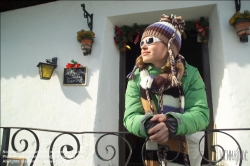 Viennaslide-93115204 Junge Frau vor einer Almhütte in den Österreichischen Alpen - Young Woman in the Austrian Alps