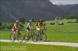Viennaslide-97320320 Junge Leute beim Radfahren durch Österreichische Landschaft bei Schladming - Austrian Countyside near Schladming, Friends Cycling
