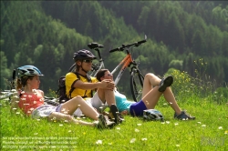 Viennaslide-97320325 Junge Leute beim Radfahren durch Österreichische Landschaft bei Schladming - Austrian Countyside near Schladming, Friends Cycling